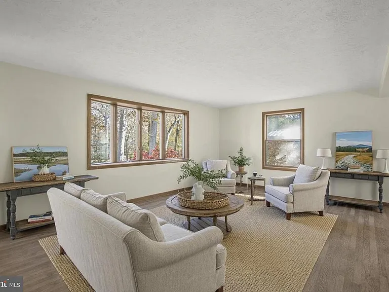 22397 Armstrong Dr — Photo 19