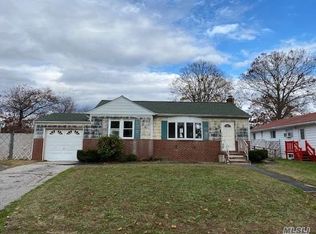 601 Lakeway Dr, West Babylon, NY 11704