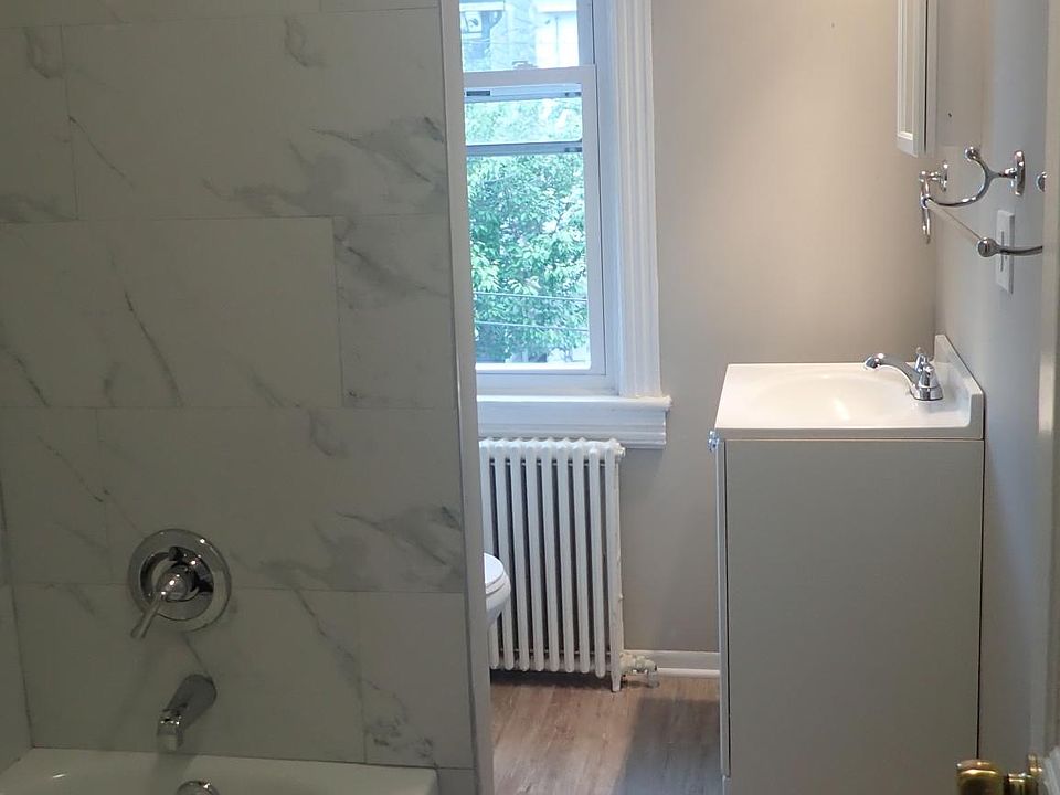 Full bath with tub/shower combo