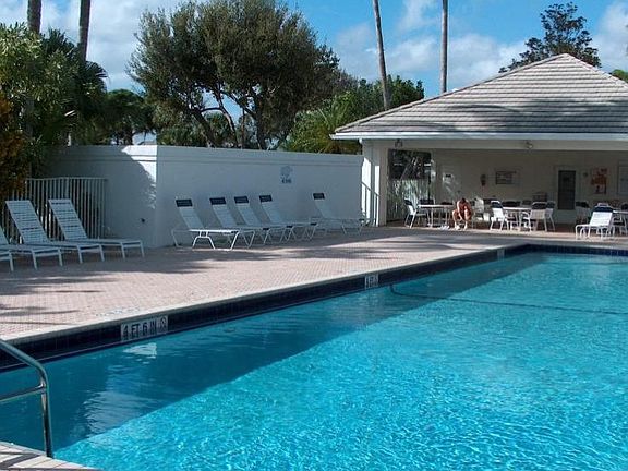 3rd image of 11201 Myrtle Oak Ct