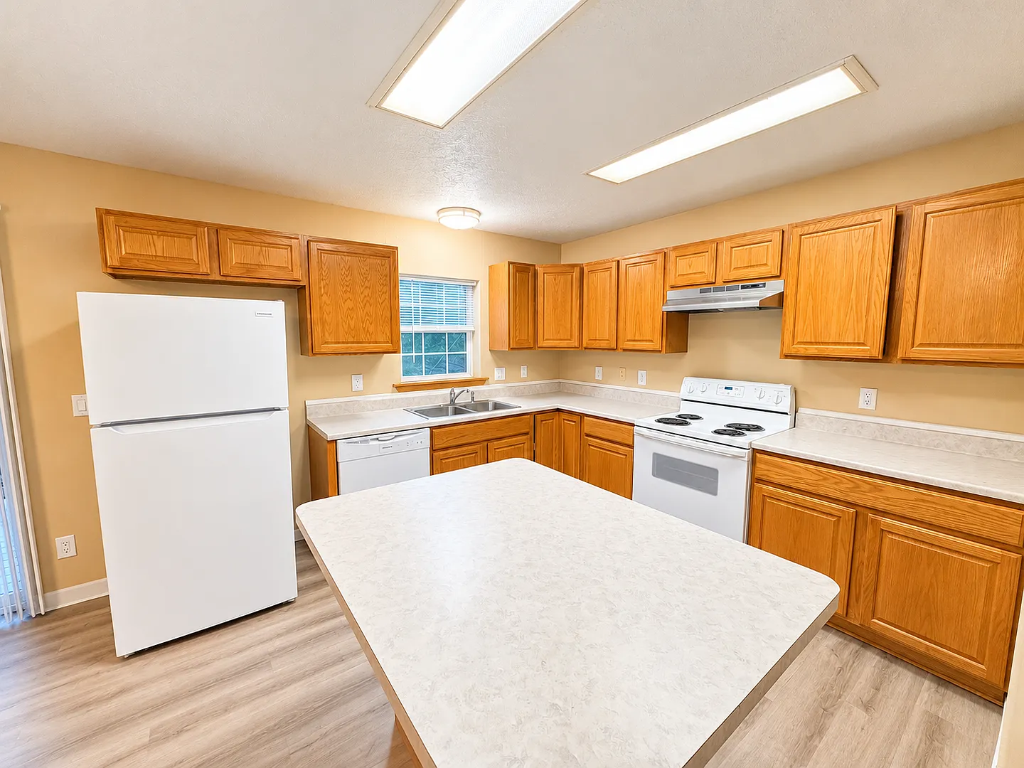 937 S Newcomb Avenue — Photo 3