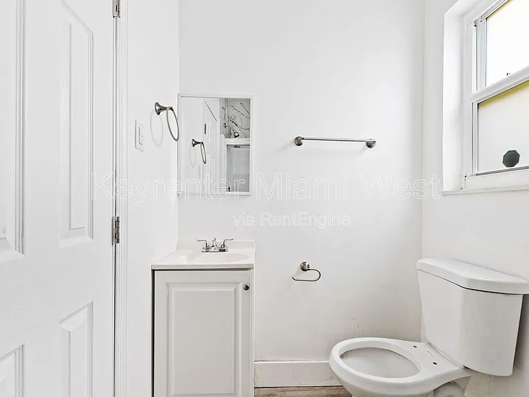 110 NW 9th Ave #5 — Photo 7