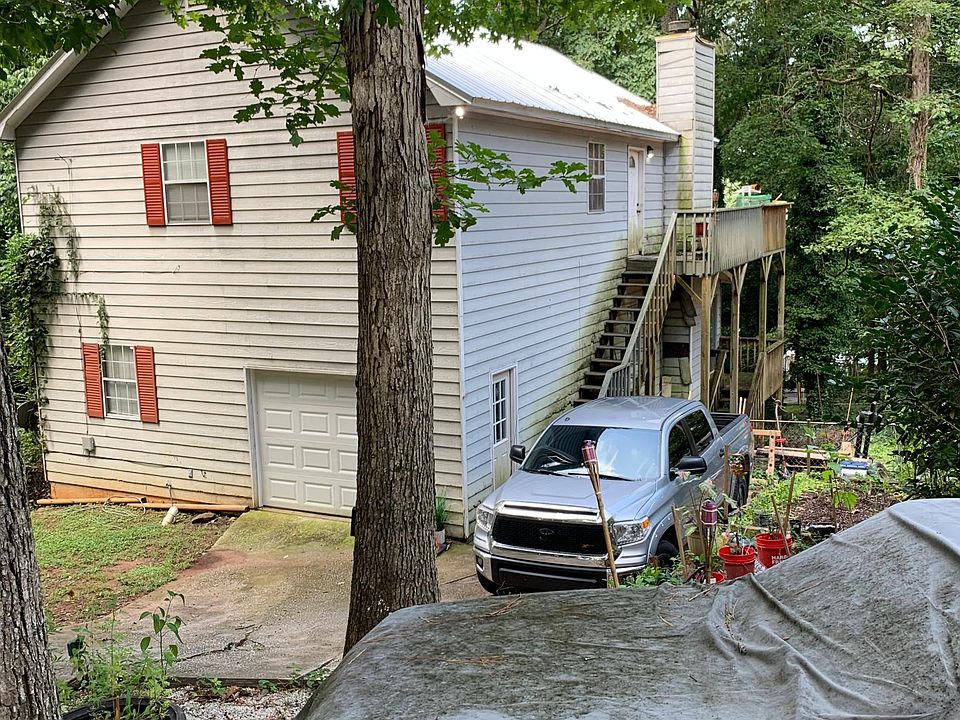 1st image of 703 Lake Dr