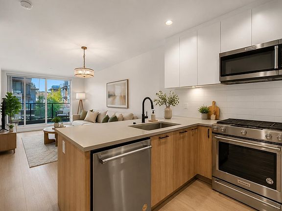 4th image of 707 Como Lake Ave #212