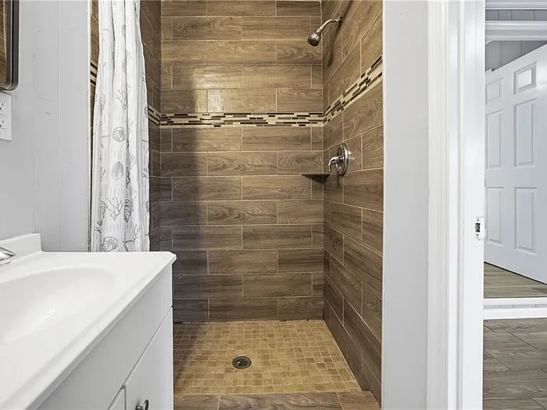 421 E Crogan St — Photo 12