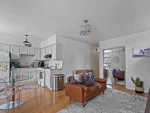 3rd image of 510 W Queen Ln #2