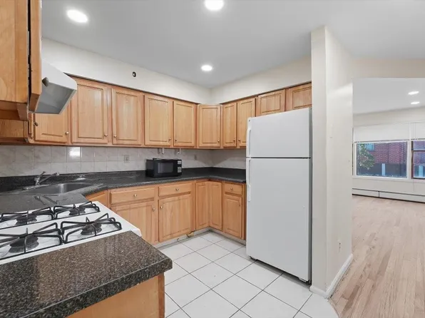 56 Poplar Street image 2 of 24