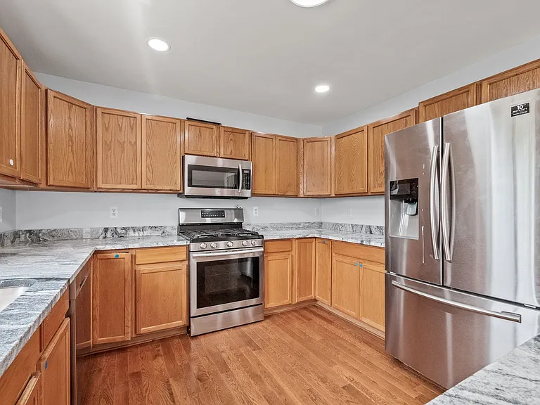 1254 Hartland St — Photo 7