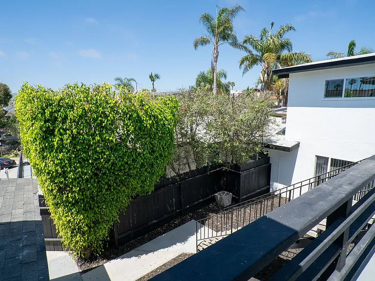 239/241 Avenida Pelayo — Photo 3