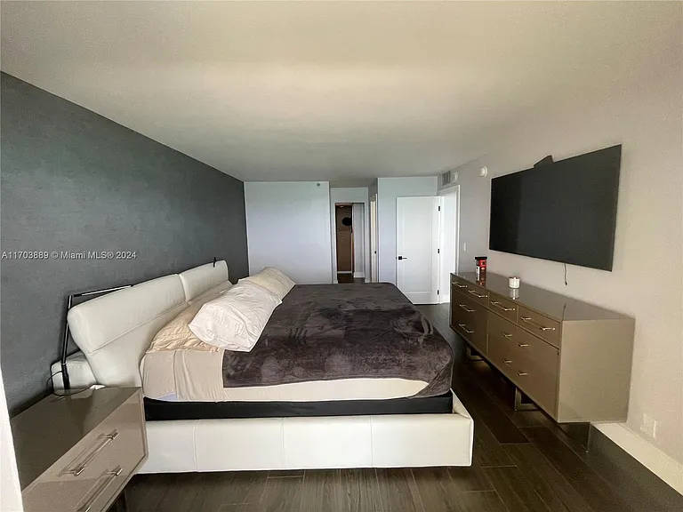 2555 Collins Ave #1409 — Photo 37