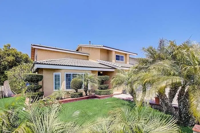4 bed, 2.5 bath, 2633 sqft, $5,200 — Photo 3