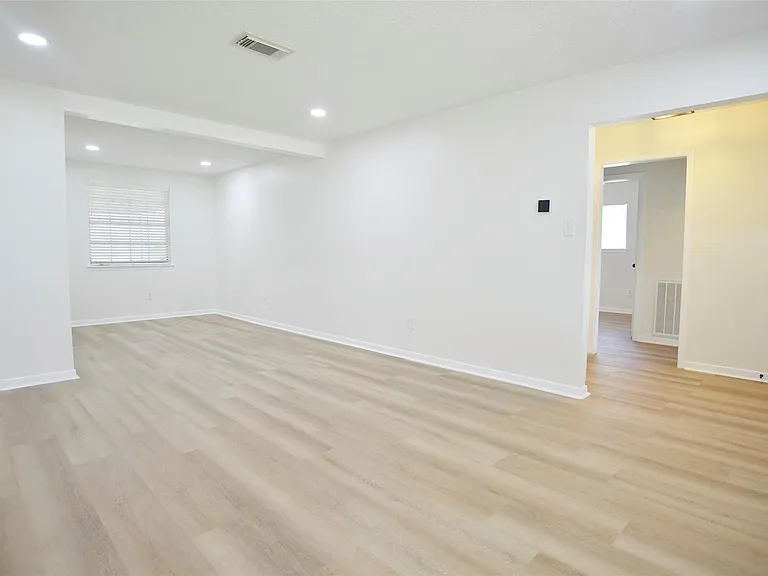 536 Castlelake Dr — Photo 8