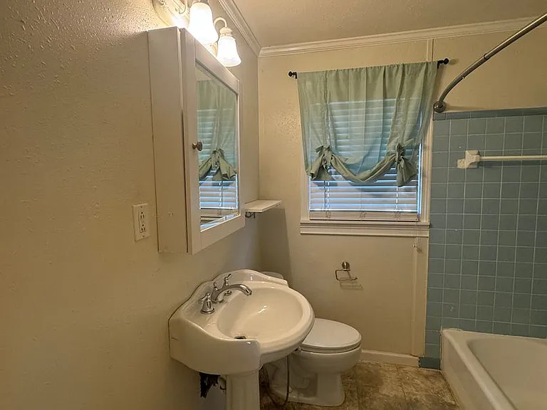 1504 Leslie St — Photo 5