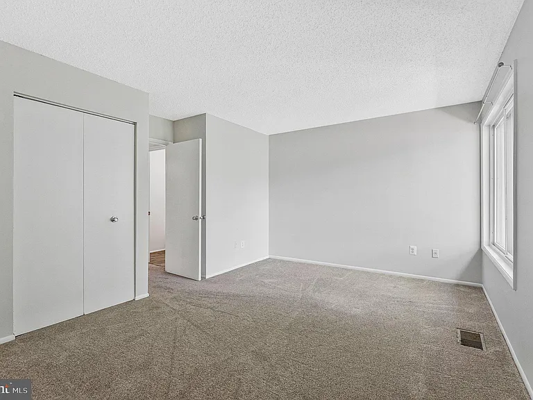 2202 Southgate Sq — Photo 8