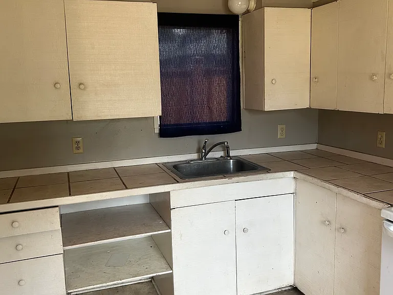 211 1/2 E Main St #B — Photo 8