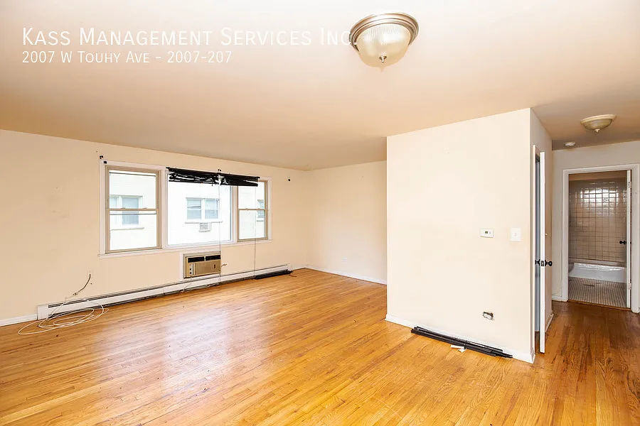 Stunning 2 Bedroom 1.5 bath in Rodgers Park - Laundry on Site - Heat Included — Photo 2