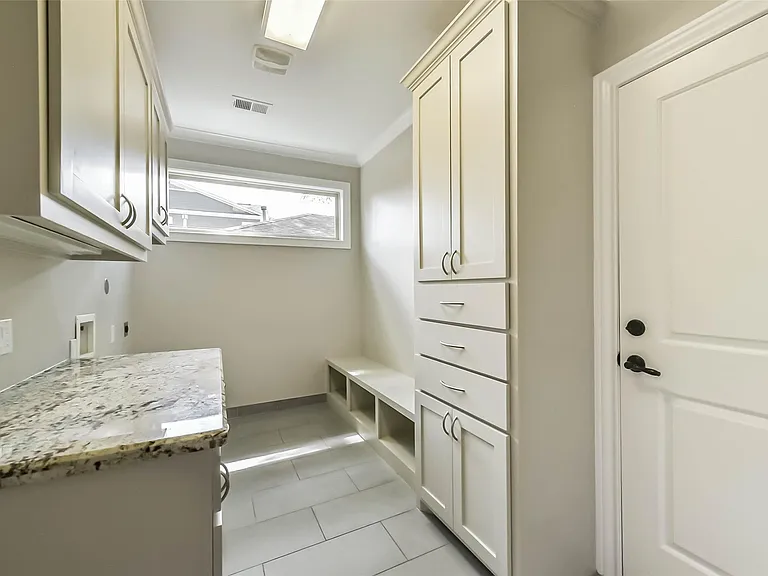 1317 Chantilly Ln — Photo 29