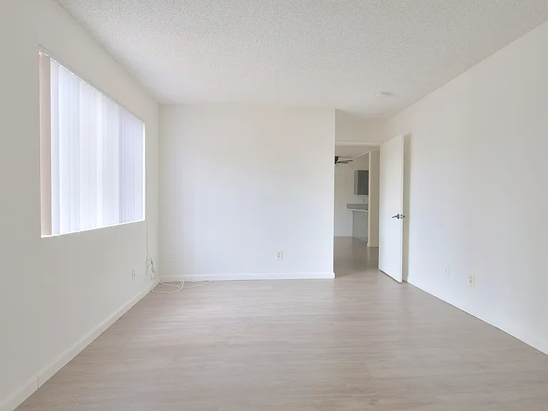 140 N Commonwealth Ave — Photo 8