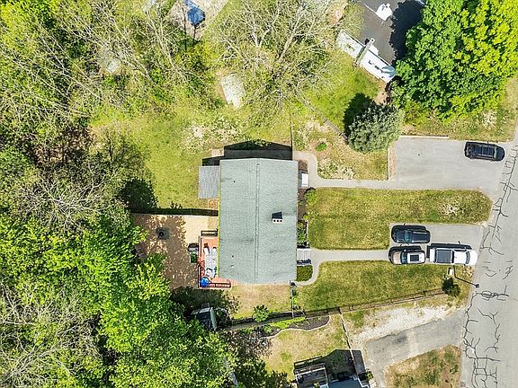 4th image of 19 Christie Dr #2