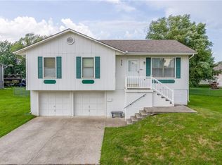 820 Quail Ridge Rd, Peculiar, MO 64078