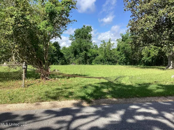 4401 Bowen St, Moss Point, MS 39563