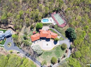 912 Cherokee Ln, Franklin Lakes, NJ 07417