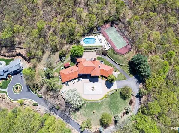 912 Cherokee Ln, Franklin Lakes, NJ 07417