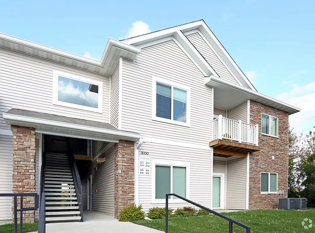 Silver Oak Condos — Photo 1
