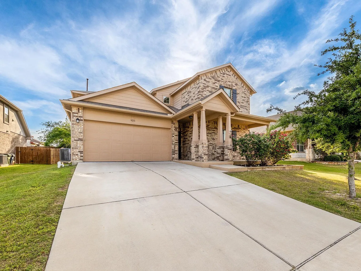 5 bed, 2.5 bath, 2976 sqft, $2,500 — Photo 2