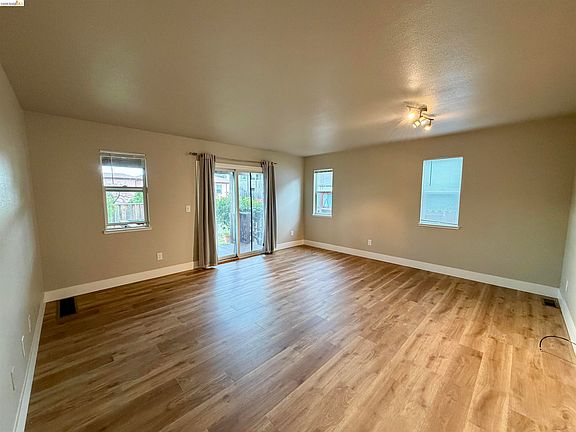 5th image of 525 Clayton Ave