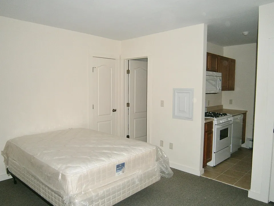 103 Highland Pl #3