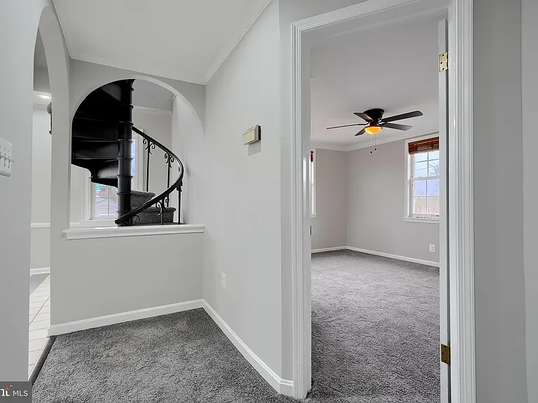1727 Magnolia Ave — Photo 2