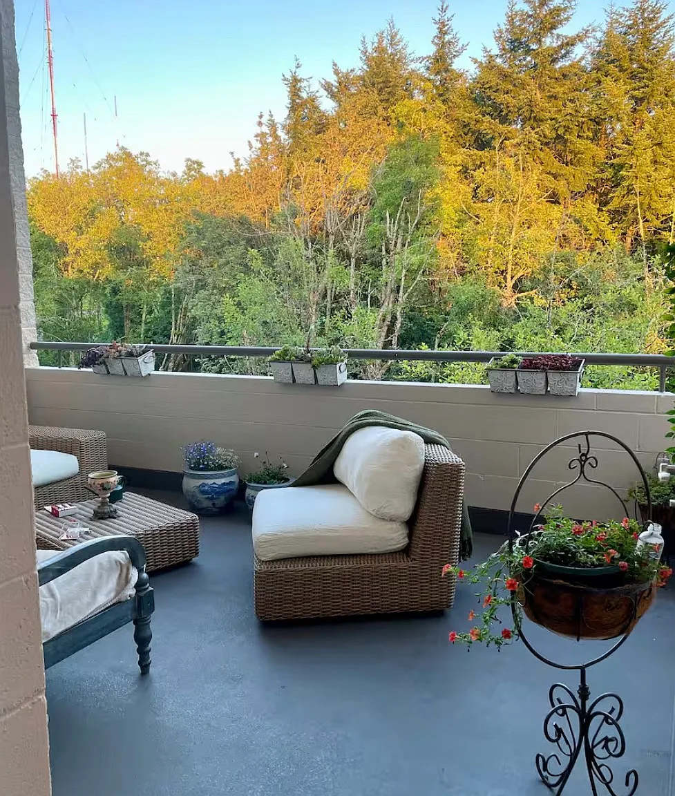 W Burnside Rd, Portland — Photo 1