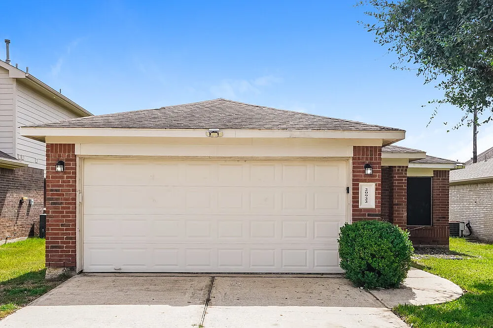 3 bed, 2.0 bath, 1243 sqft, $1,630 — Photo 1