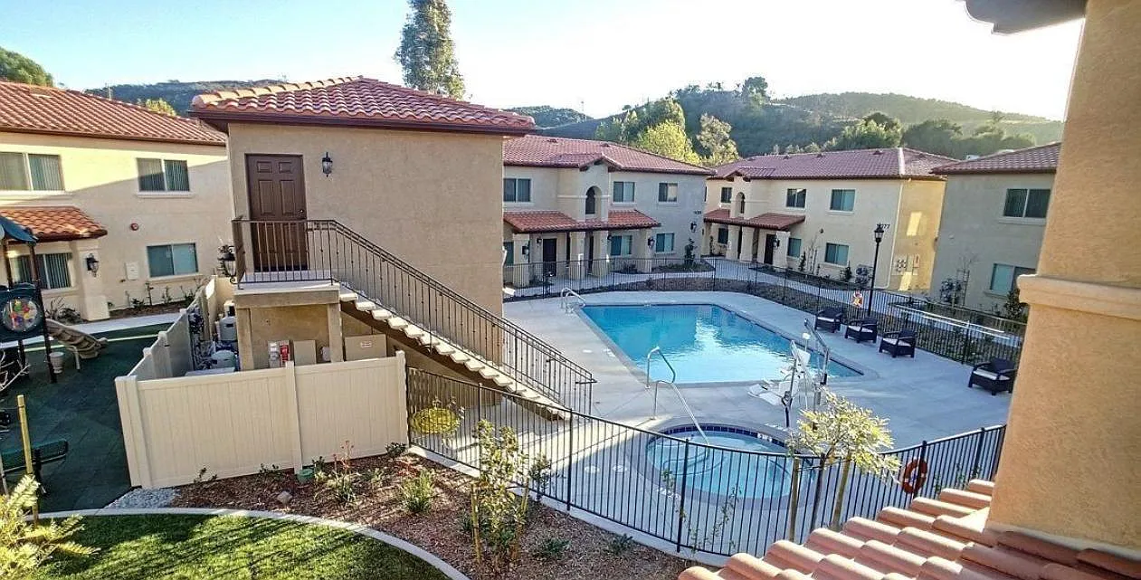 3 bed, 1100 sqft, $3,100 — Photo 3