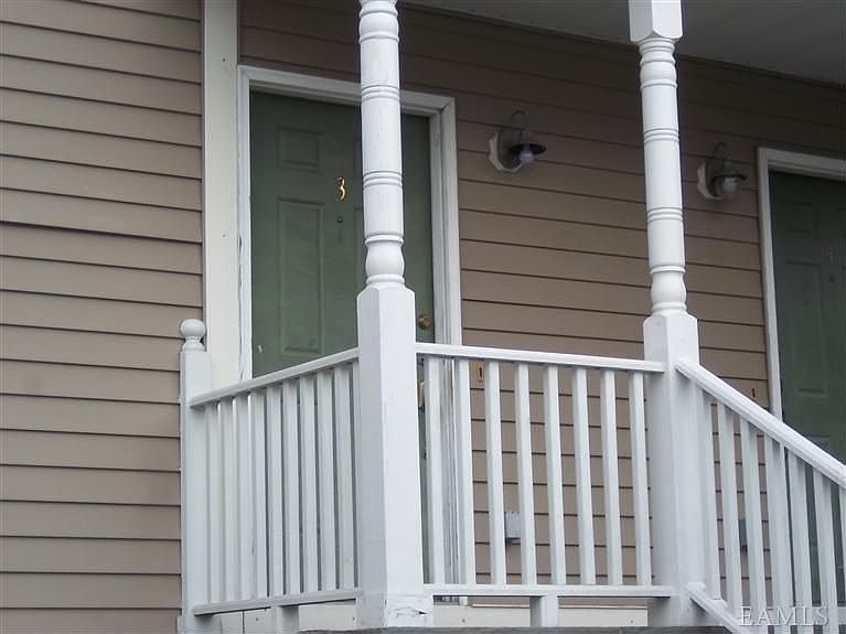 1st image of 180 Beekman Ave APT 3