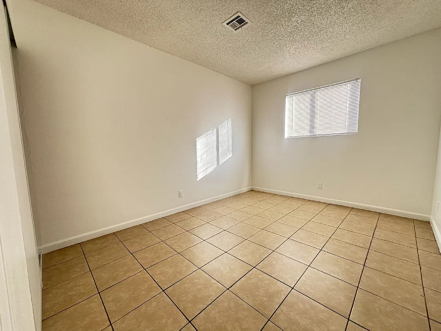 2 bed, 1.0 bath, 774 sqft, $1,200 — Photo 3
