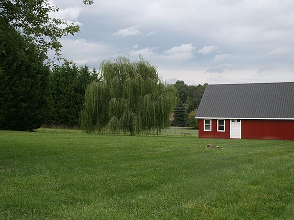 backyard w/ barn