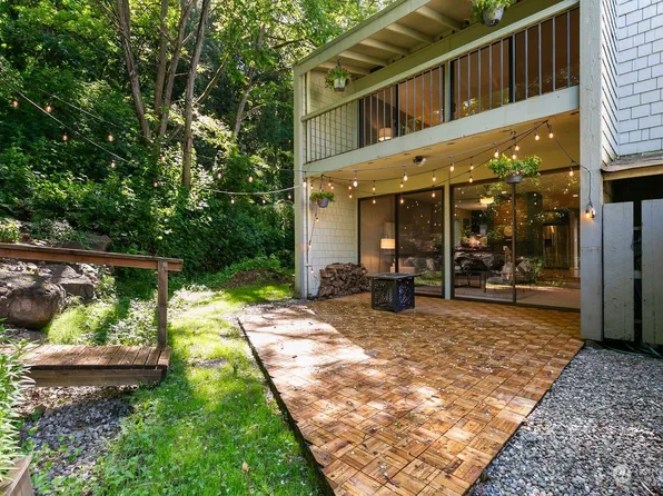 22715 Lakeview Drive #J6, Mountlake Terrace, WA 98043