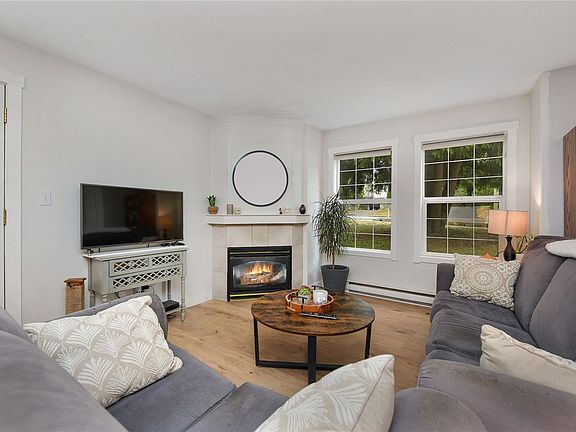 3rd image of 821 Lampson St