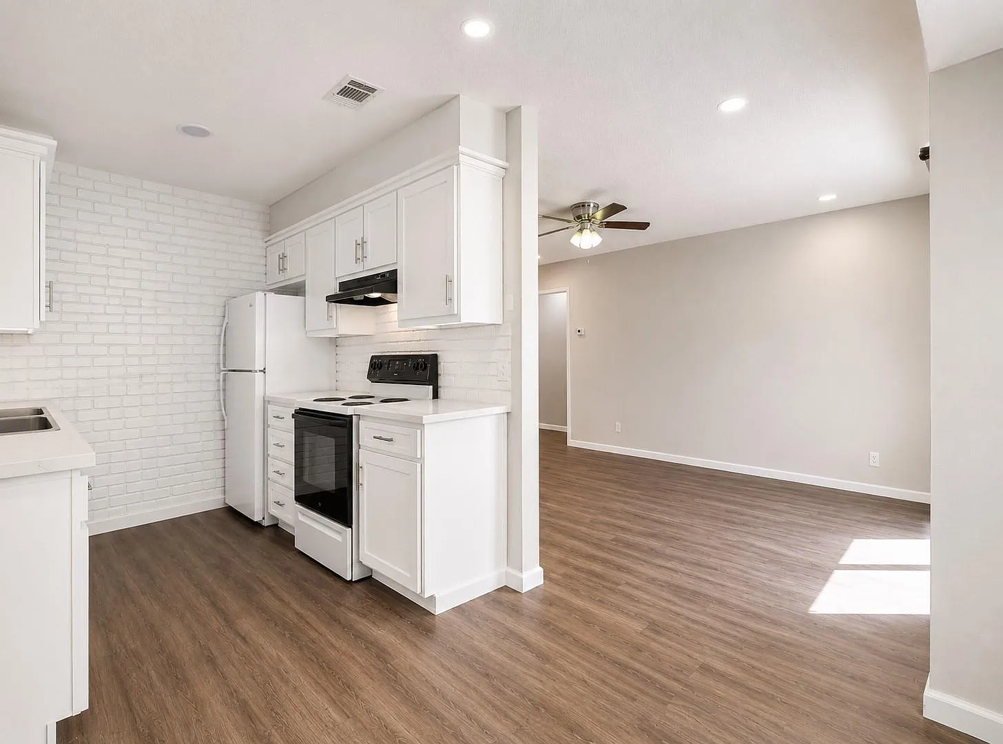 3 bed, 2.0 bath, 2084 sqft, $1,600 — Photo 2