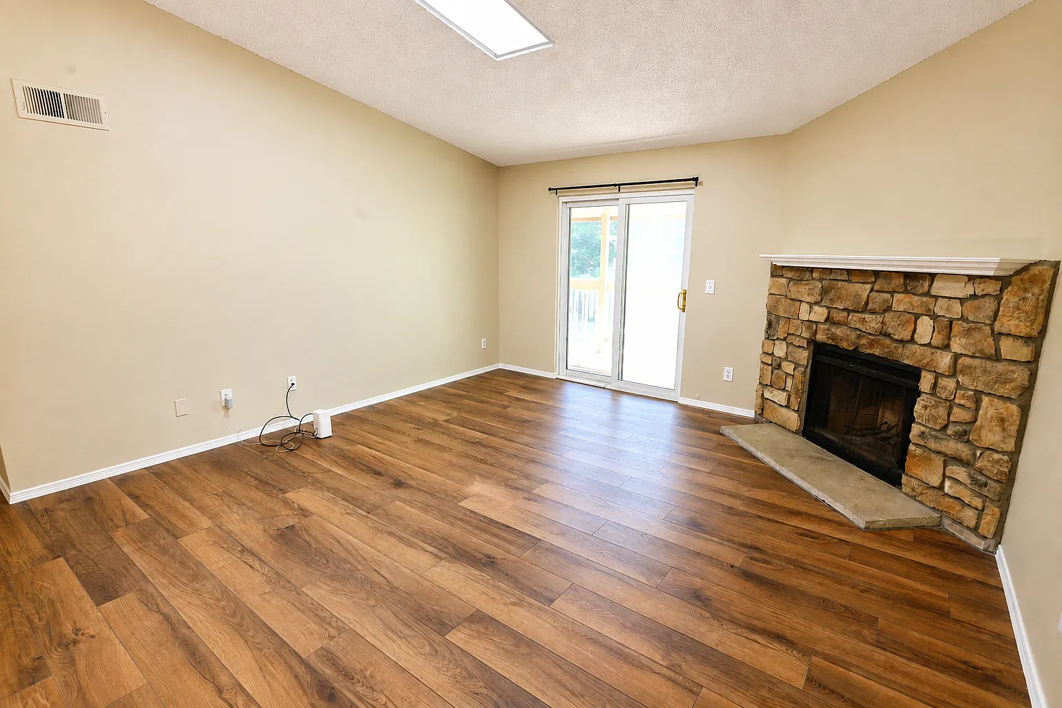 2 bed, 1019 sqft, $2,450 — Photo 3