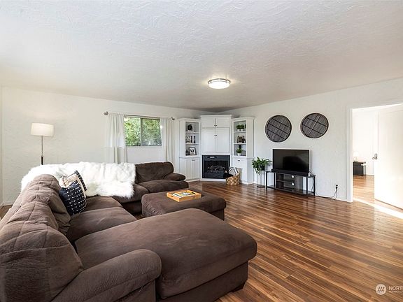 5th image of 1573 Marguerite Avenue