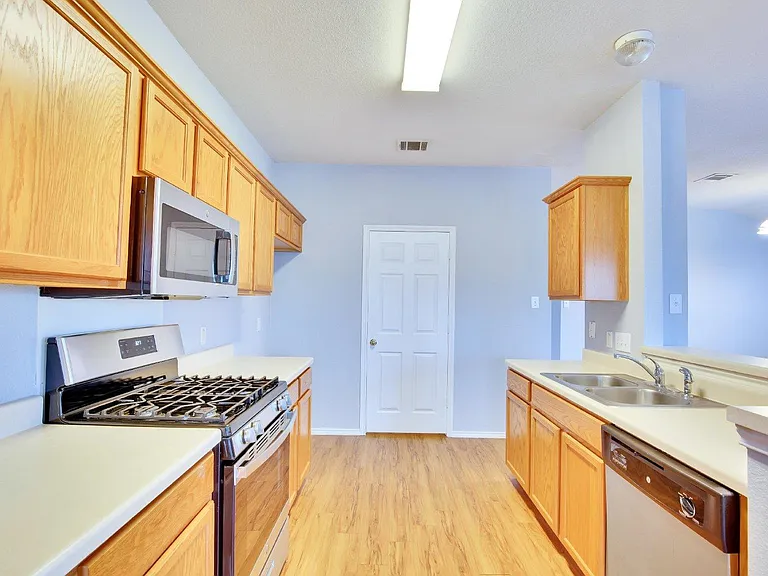 1002 Remington Dr — Photo 5