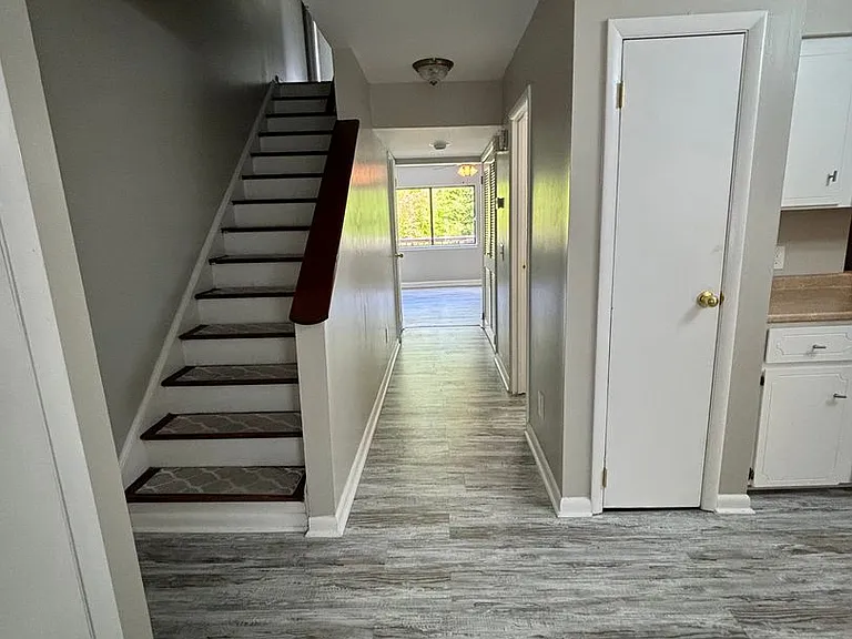 912 Pineland Ave #5 — Photo 2