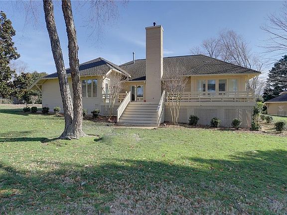 2nd image of 109 Broomfield Cir