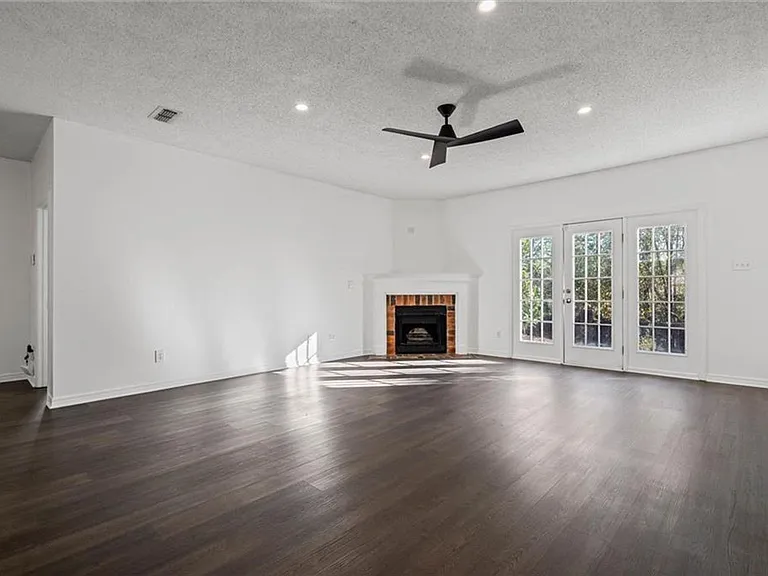 1263 Smithfield Rd E — Photo 3