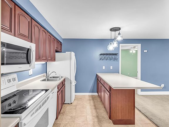 2nd image of 11004 NE 68th St APT 911