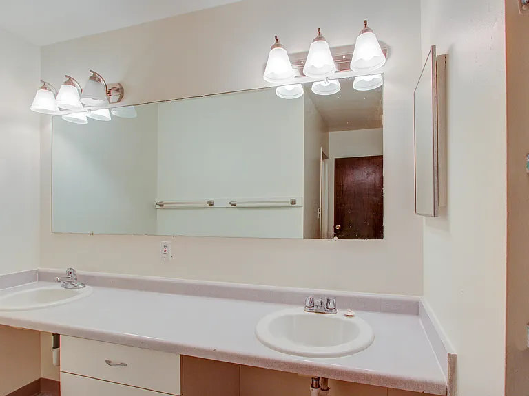 The Forum Apartments — Photo 36