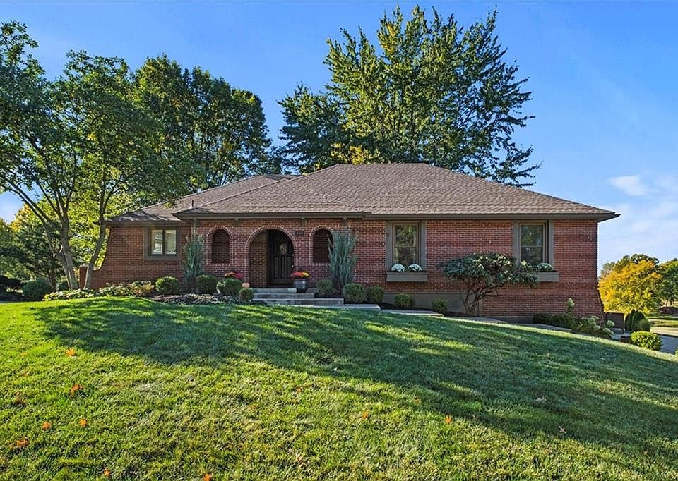 1st image of 400 NE Golfview Dr